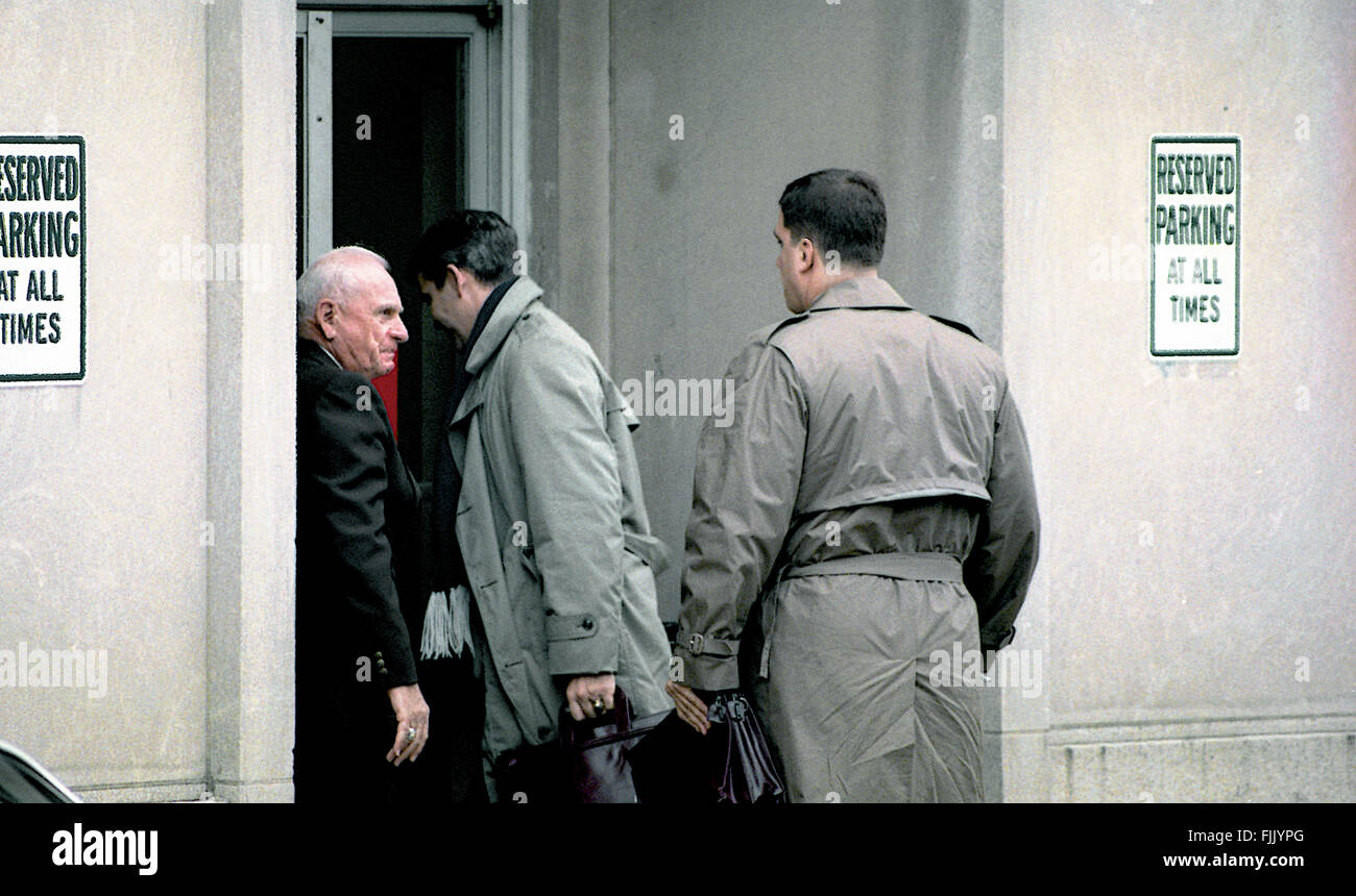 Washington, DC., Ottobre 1987 Lt. Il colonnello Oliver North arriva in corrispondenza della porta posteriore del E. Barrett Prettyman United States Courthouse il tribunale distrettuale di Washington DC. Credito: Mark Reinstein Foto Stock