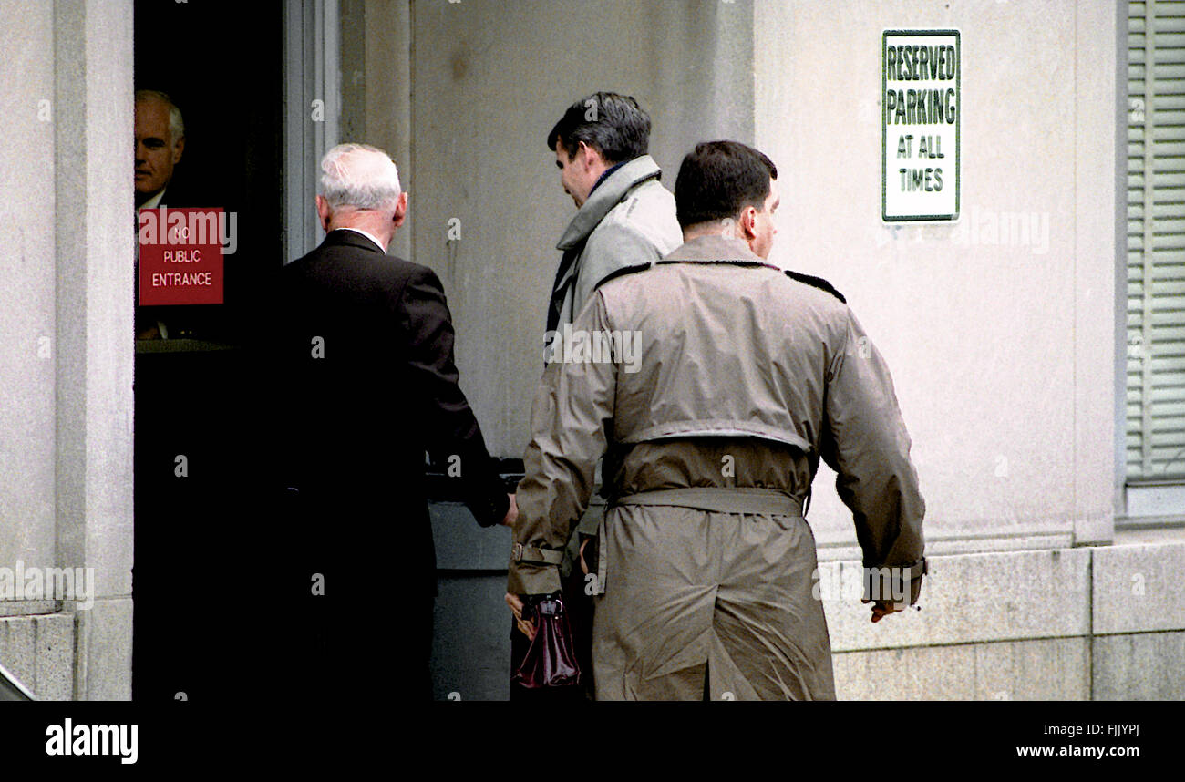Washington, DC.,Ottobre, 1987 Lt. Il colonnello Oliver North arriva in corrispondenza della porta posteriore del E. Barrett Prettyman United States Courthouse il tribunale distrettuale di Washington DC. Credito: Mark Reinstein Foto Stock