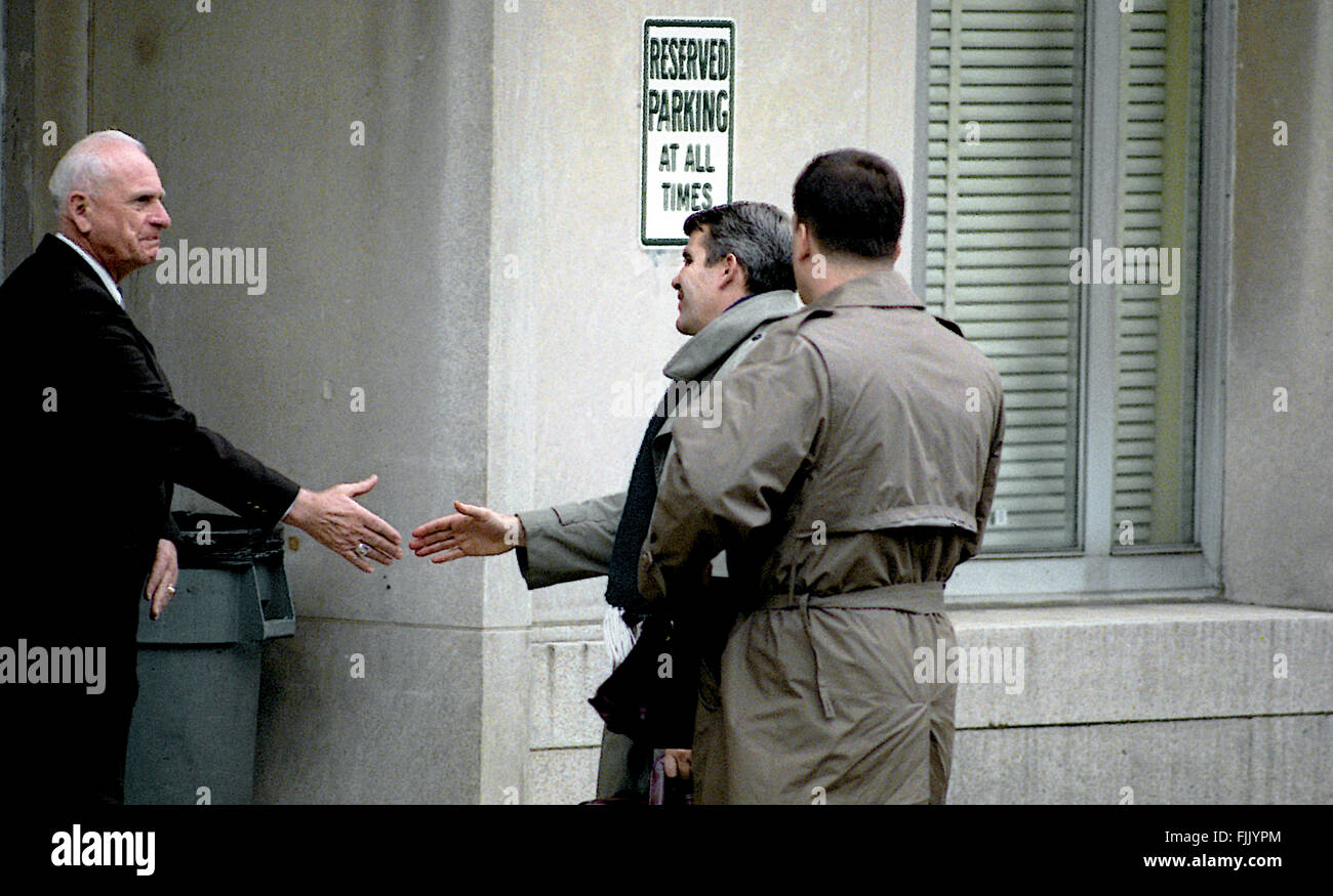 Washington, DC., Ottobre 1987 Lt. Il colonnello Oliver North arriva in corrispondenza della porta posteriore del E. Barrett Prettyman United States Courthouse il tribunale distrettuale di Washington DC. Credito: Mark Reinstein Foto Stock