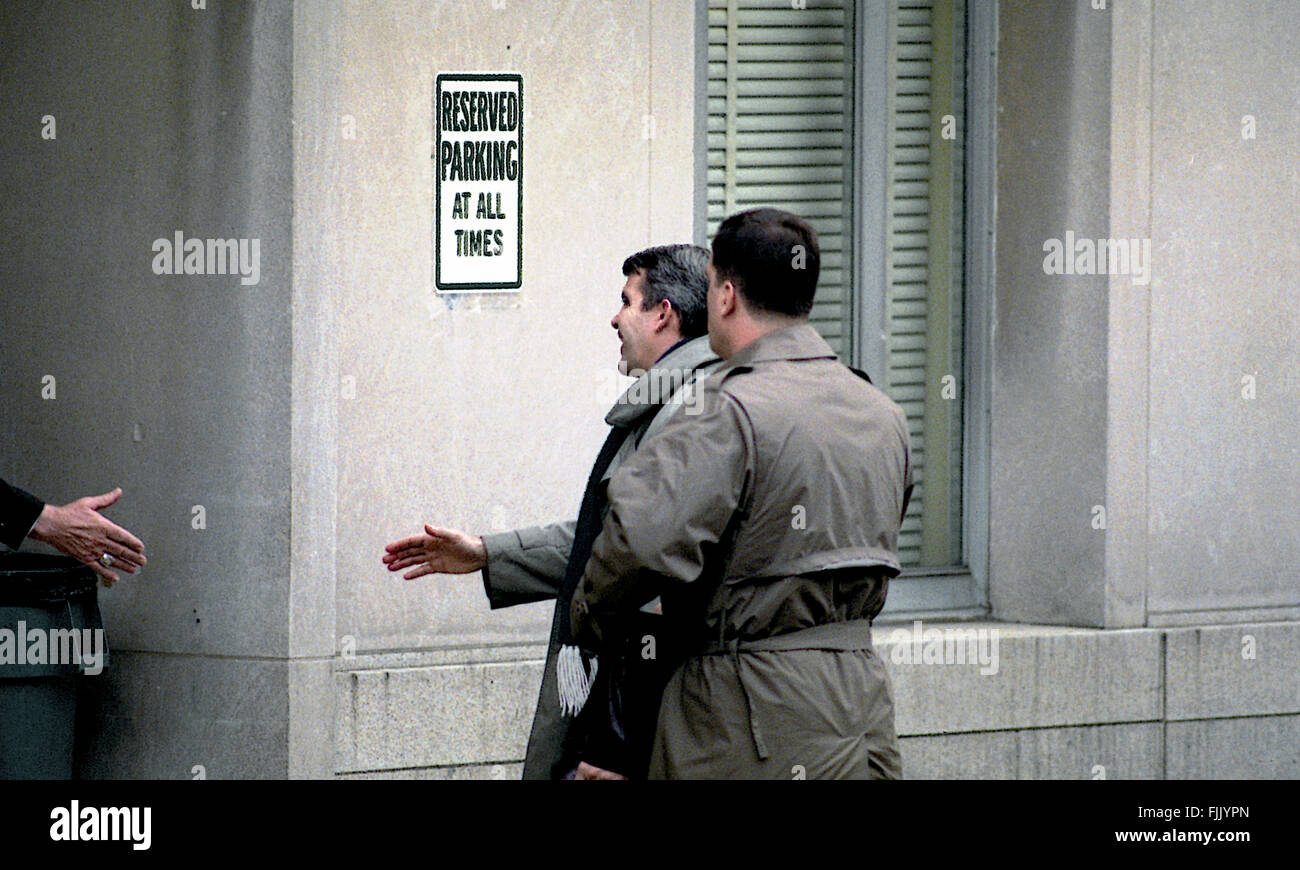 Washington, DC, Stati Uniti d'America, ottobre 1987 Lt. Il colonnello Oliver North arriva in corrispondenza della porta posteriore del E. Barrett Prettyman United States Courthouse il tribunale distrettuale di Washington DC. Credito: Mark Reinstein Foto Stock