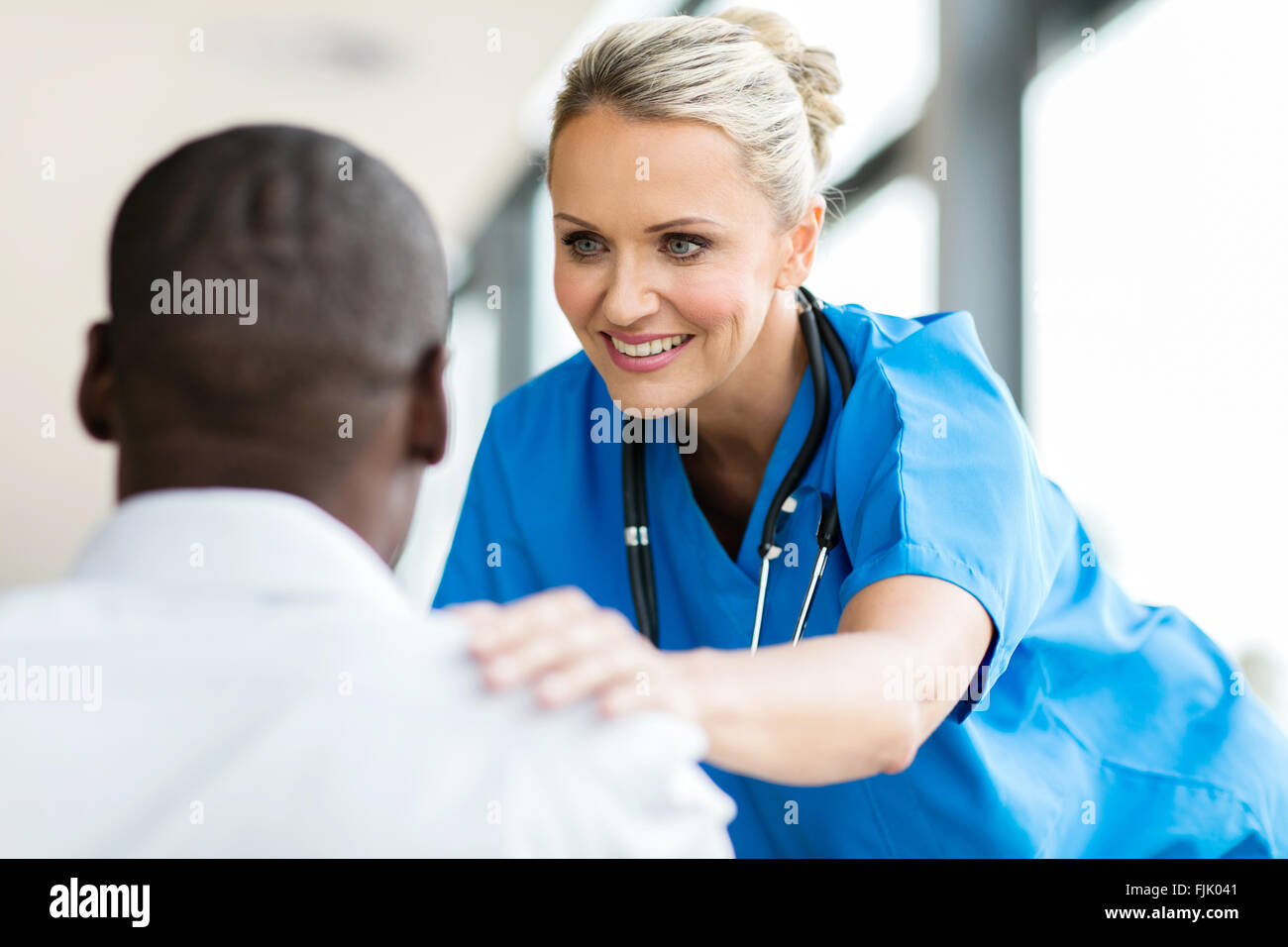 La cura medico paziente confortanti in office Foto Stock