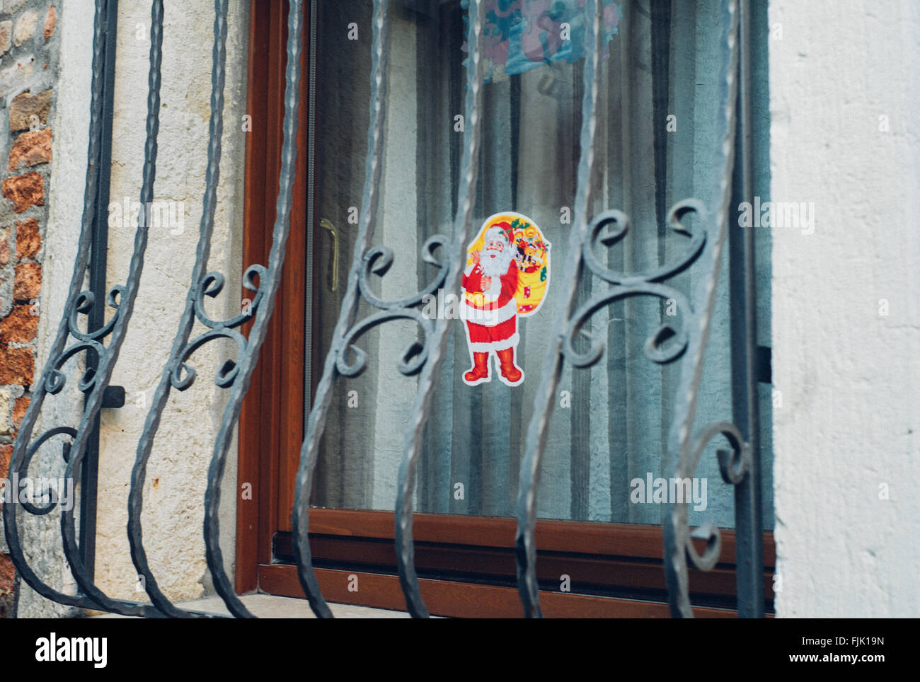Venezia, Italia. Babbo Natale poco decorazione. Finestra artistiche e storiche della città Foto Stock