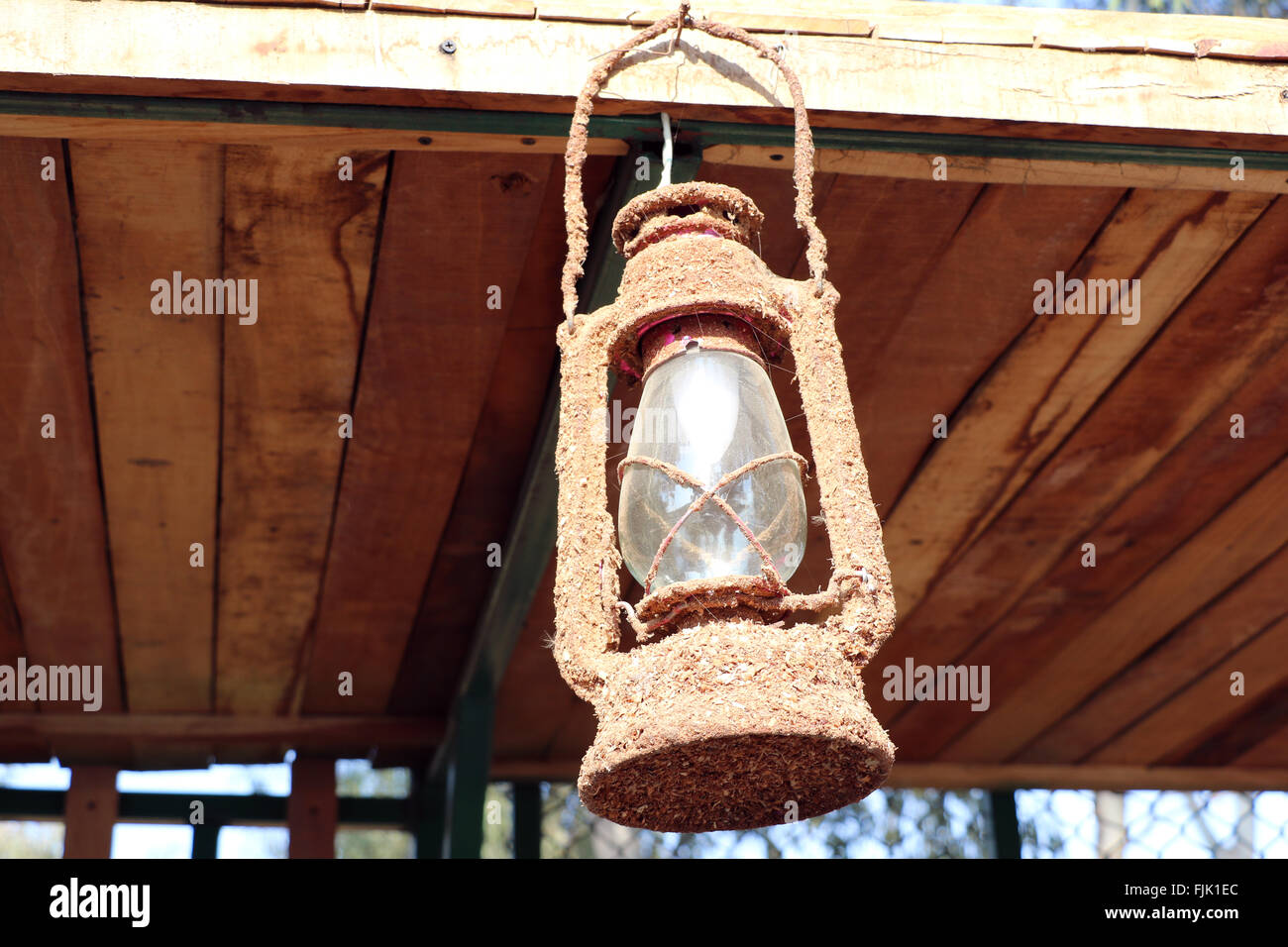 Vecchia Lanterna di stile: una lampada con una custodia trasparente Foto Stock