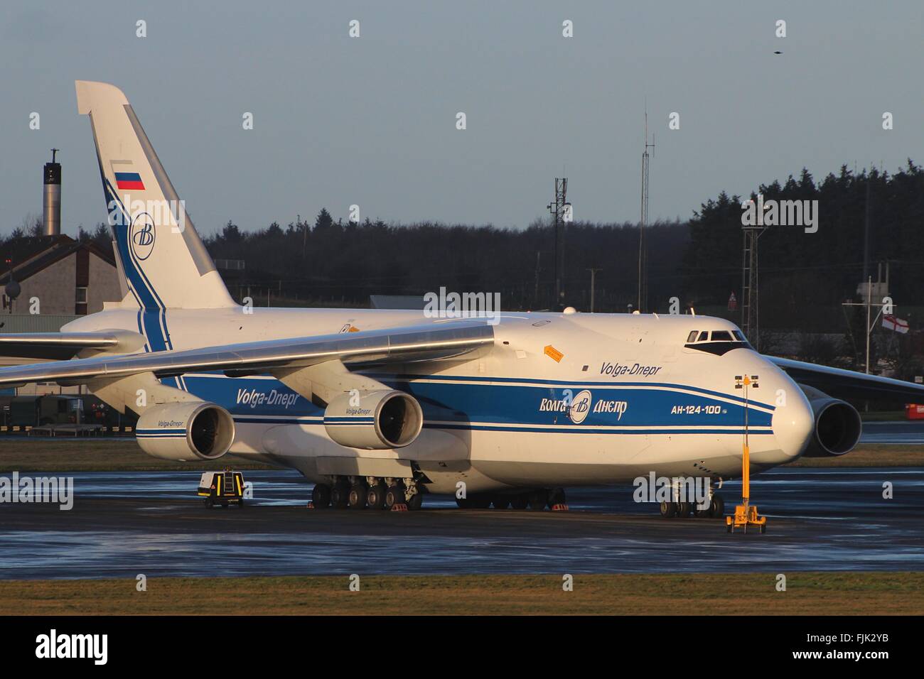 La RA-82045, un Antonov AN-124-100 della Volga-Dnepr Airlines, si trova all'aeroporto internazionale di Prestwick. Foto Stock