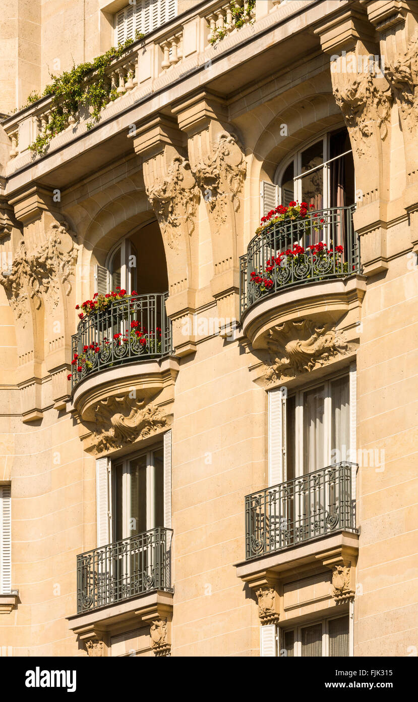 Dettaglio del tipico Hausmann-era l edificio di appartamenti in Parigi, Francia. Facciate in questo stile sono comuni in tutta la città. Foto Stock