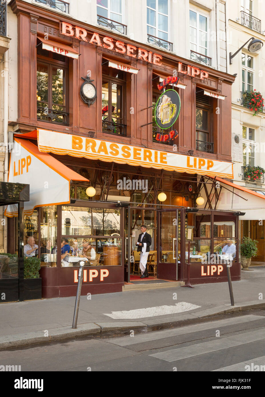 La famosa Brasserie Lipp sul Boulevard Saint Germain, Paris, Francia è stato un punto di riferimento locale sin dal 1880, Foto Stock