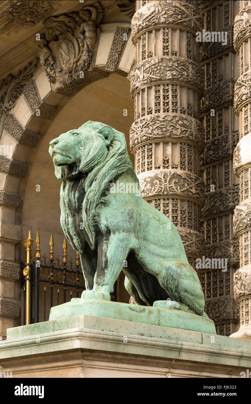 Leone di Bronzo al cancello di entrata al Museo del Louvre, Parigi, Francia Foto Stock