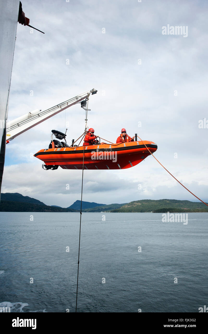 BC Ferry lanciando Zodiac barca di salvataggio - Vancouver, British Columbia, Canada Foto Stock