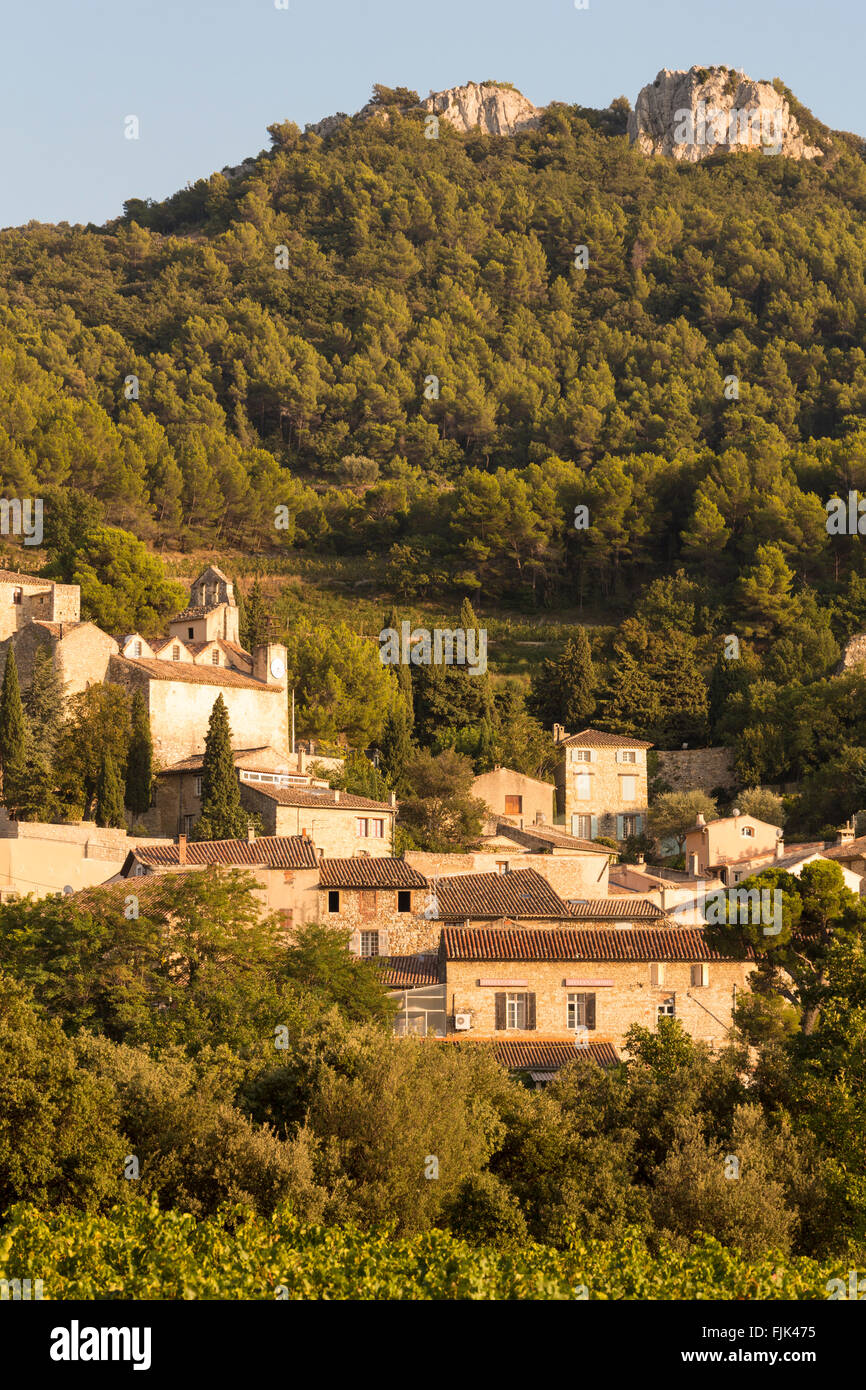 Tipiche case di pietra con i tetti di tegole nello storico villaggio di Gigondas, Vaucluse Provence, Francia Foto Stock