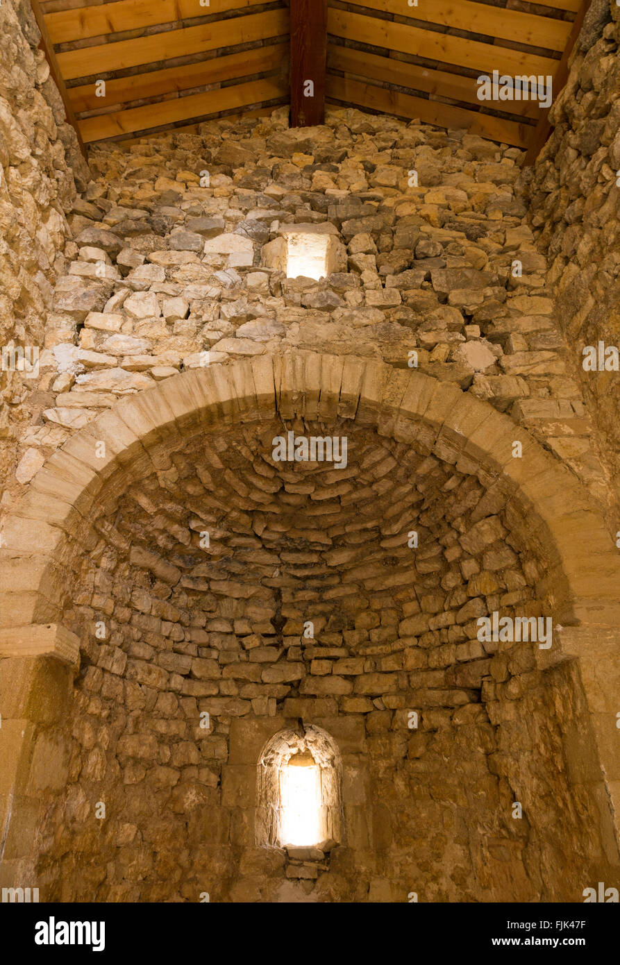 Interni in pietra della storica chiesa romanica, La Roque-Alric, Vaucluse Provence, Francia Foto Stock