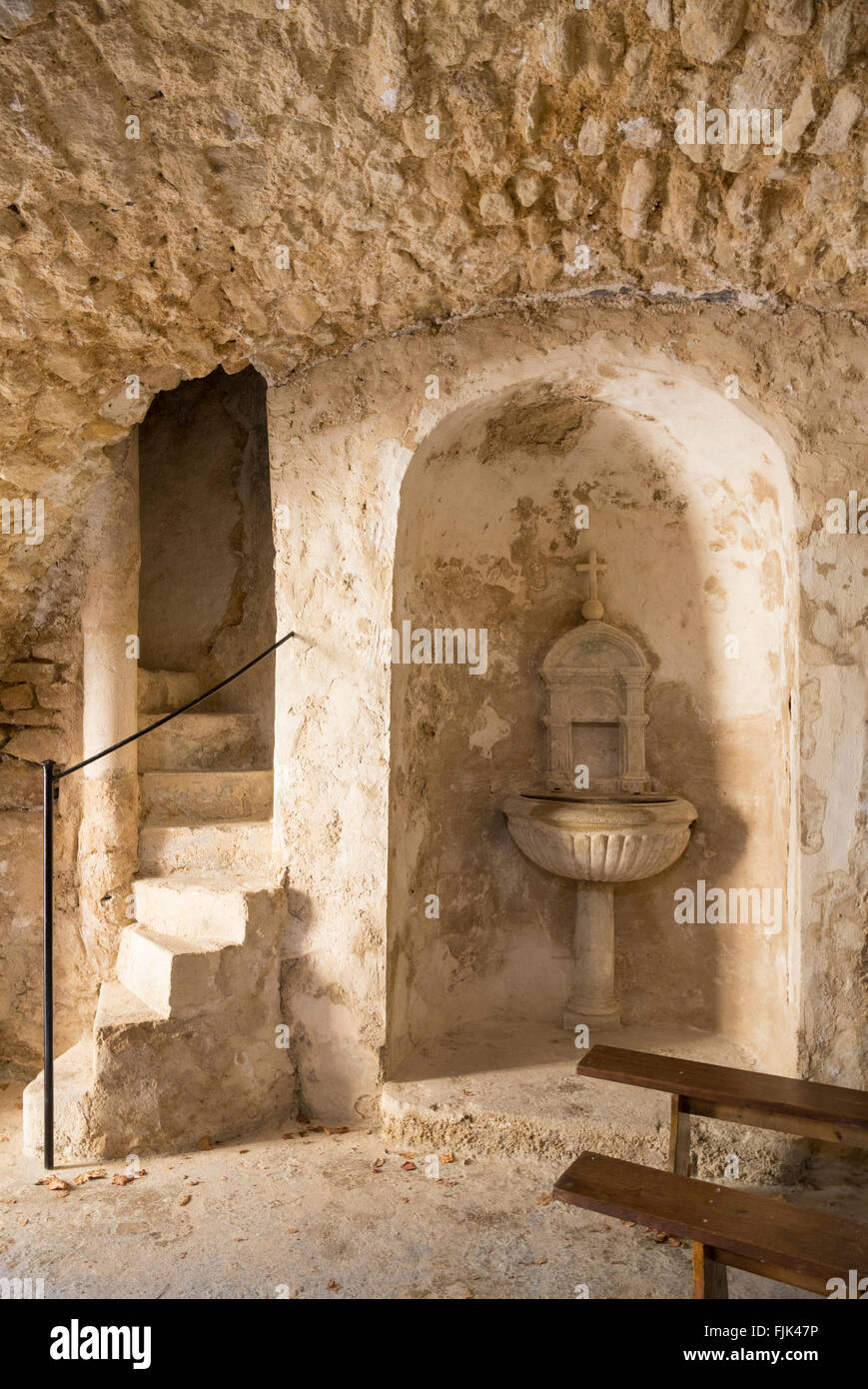 Interni in pietra della chiesa romanica, la cattedrale di Notre Dame de Suzette, nello storico villaggio di Suzette, Vaucluse Provence, Francia Foto Stock