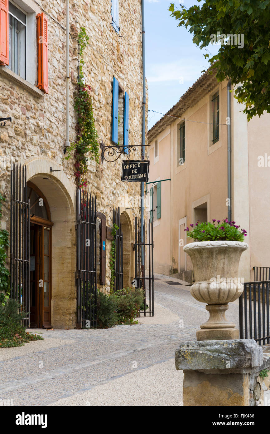 Una tipica scena di strada nello storico villaggio di Gigondas, Vaucluse Provence, Francia Foto Stock