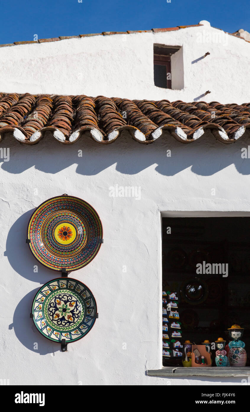 Tradizionale artigianato locale in ceramica sul display in un negozio nella Monsaraz, regione Alentejo, Portogallo Foto Stock