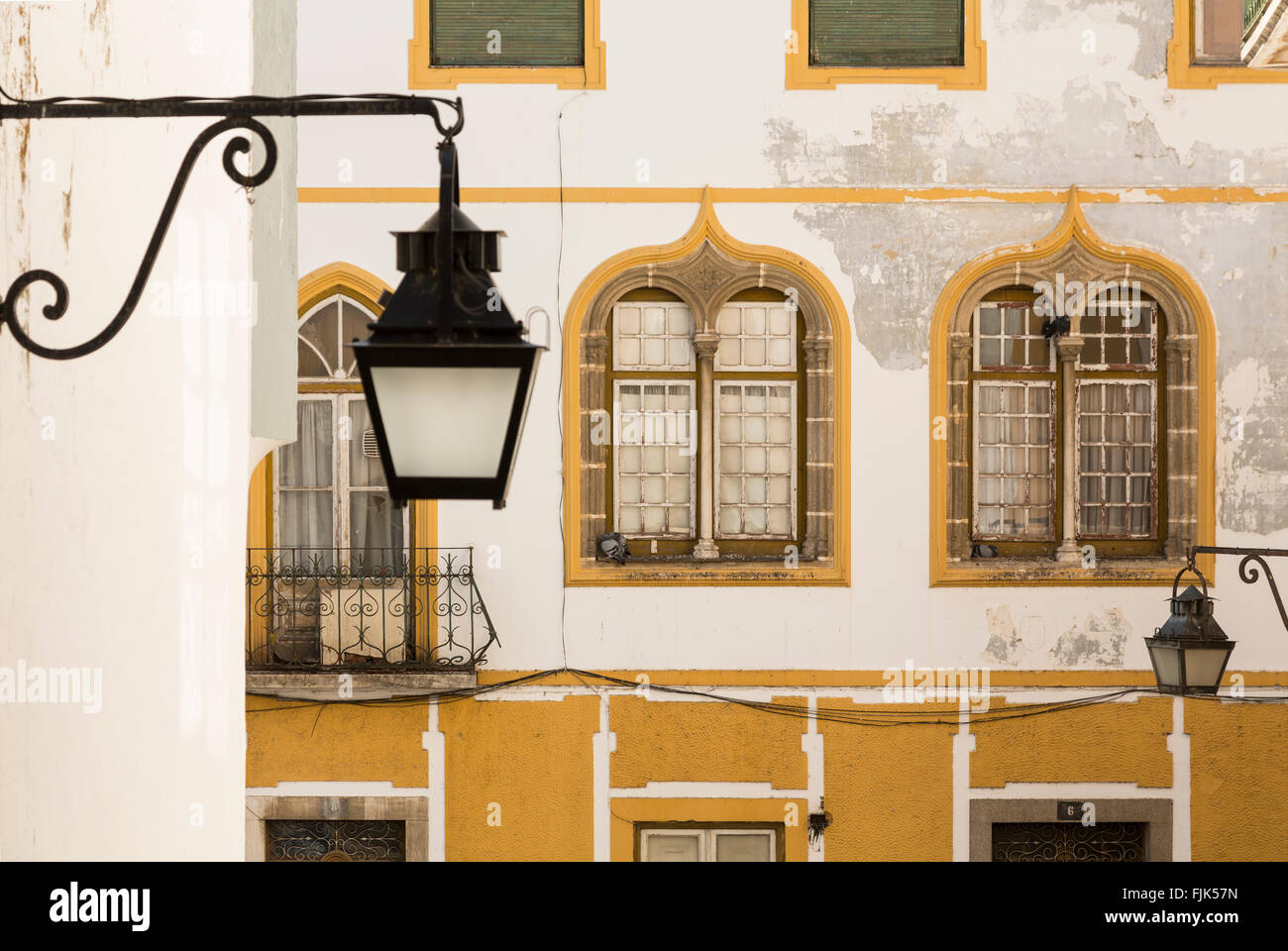Storico di architettura locale e lampioni, Evora, regione Alentejo, Portogallo. La finestra Dettagli riflettere influenza moresca. Foto Stock