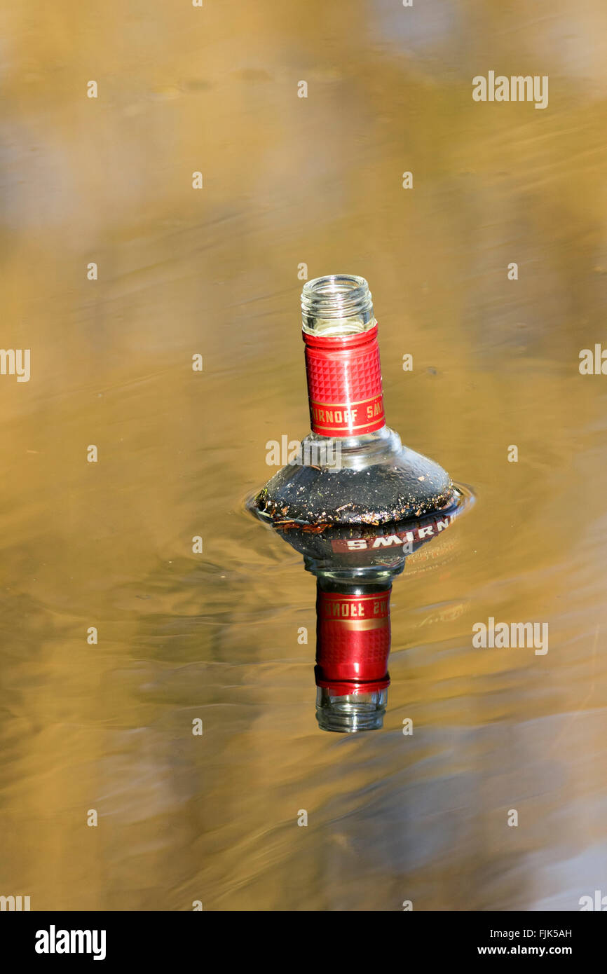 Scartato bottiglia galleggianti in stagno - Beacon Hill Park, Victoria, Isola di Vancouver, British Columbia, Canada Foto Stock