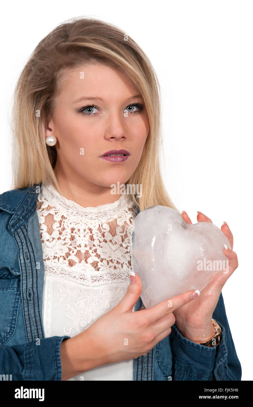 Donna che mantiene un cuore fatto di ghiaccio Foto Stock