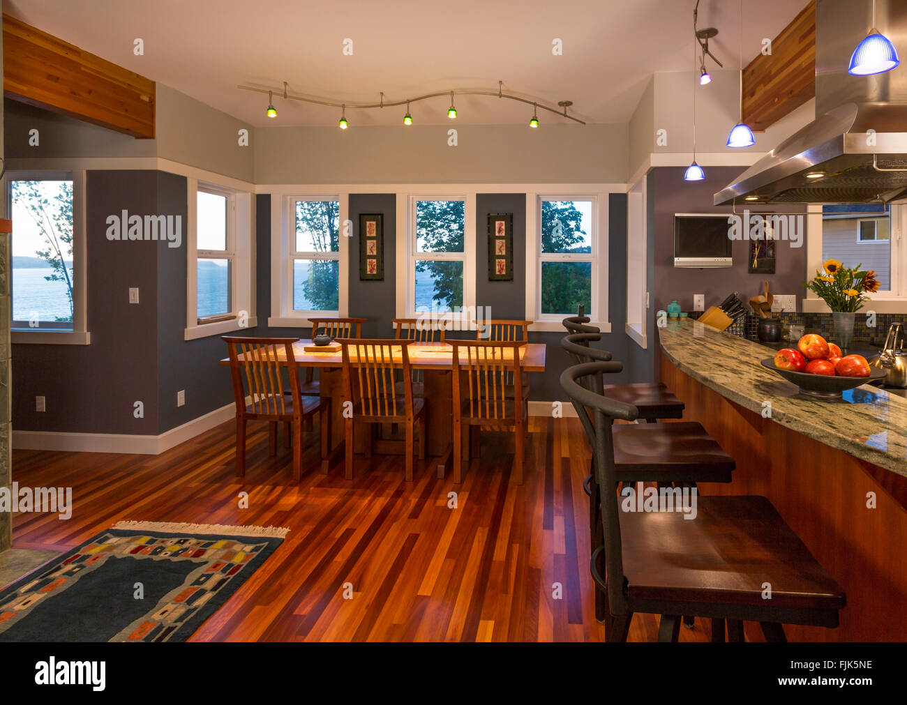 Aprire il piano cucina personalizzata bar per la prima colazione e pranzo in contemporaneo ed elegante arredamento con pavimenti in legno, finestre di visualizzazione & illuminazione d'accento Foto Stock