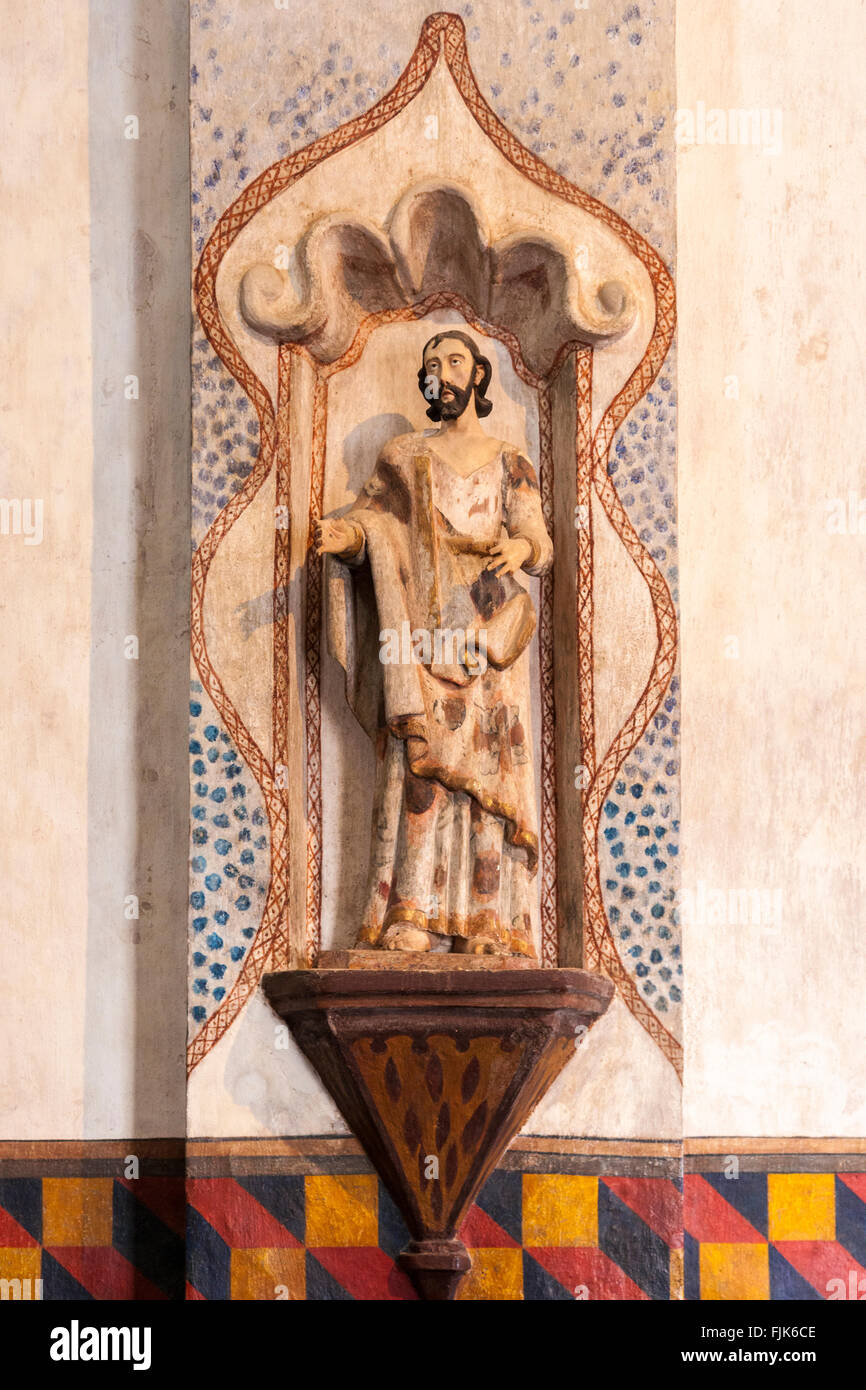 Dettaglio interni di sculture in legno di una delle icone religiose nella storica missione di San Xavier del Bac, Tucson, Arizona. Tipico stile coloniale spagnolo arte devozionale Foto Stock