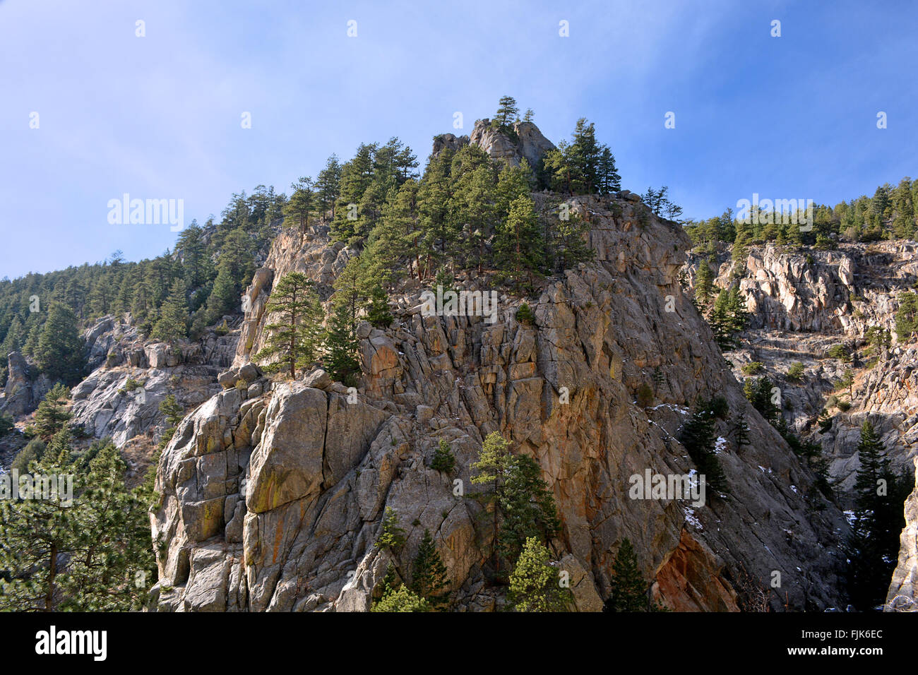 Tall roccioso canyon con alberi di pino in una giornata di sole Foto Stock