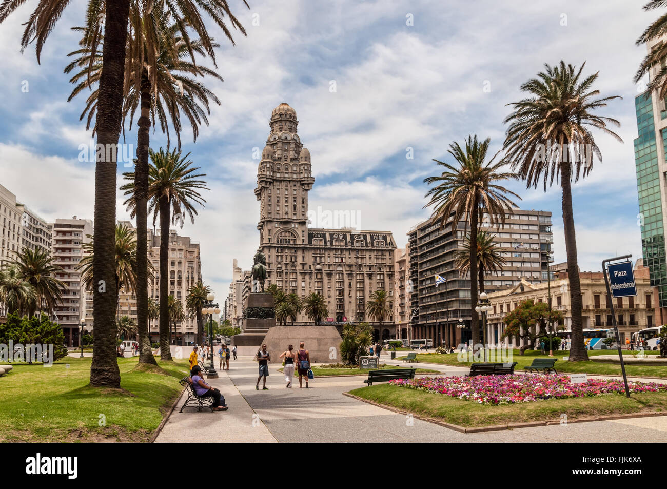 Plaza indepedencia con l'edificio Palacio Salvo e la statua di Jose Artigas a Montevideo Foto Stock