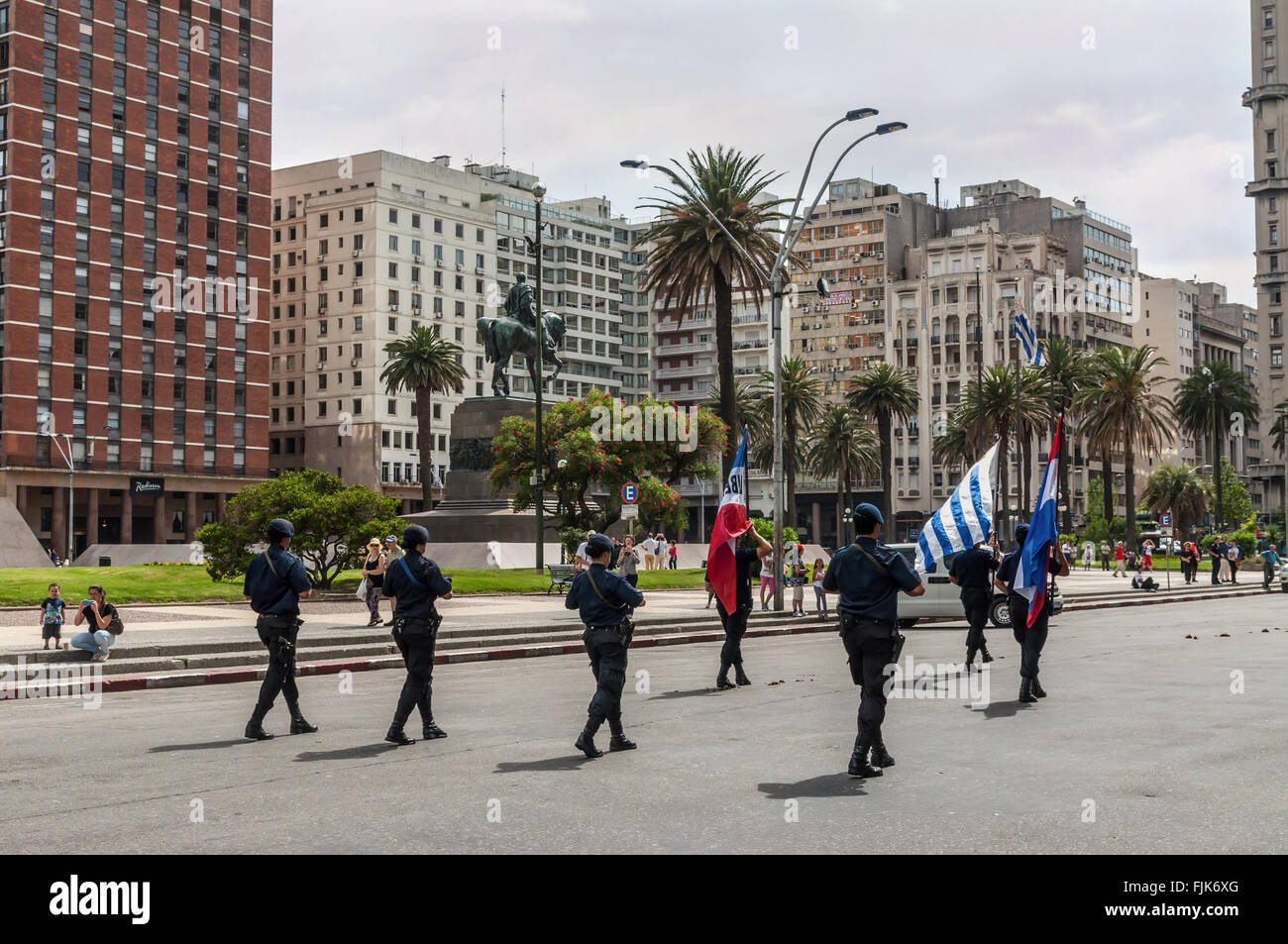 Polizia di Stato marzo in parata nel cuore del centro cittadino di Montevideo nella Plaza Independencia Foto Stock