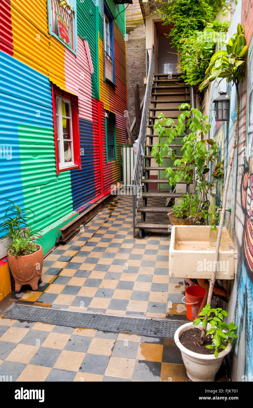 La Boca - Tipica casa colorati, scale e la facciata nel famoso quartiere di Buenos Aires Foto Stock