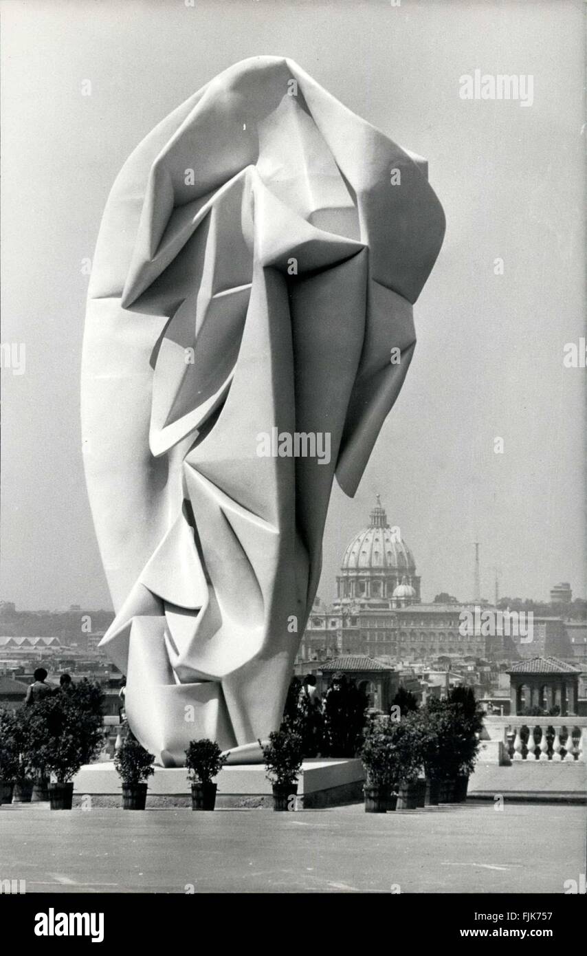 1974 - Una statua 12 metri Dillo ad opera dello scultore Giacomo Manzu' in tre anni a partire dal 1971-74 e denominato 'Grande pieghe al vento' è stato dimostrato nella Piazzalo del Pincio, una collina di Roma. © Keystone Pictures USA/ZUMAPRESS.com/Alamy Live News Foto Stock