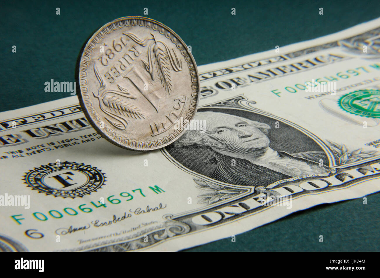 Rupia indiana moneta e il dollaro americano nota Foto Stock