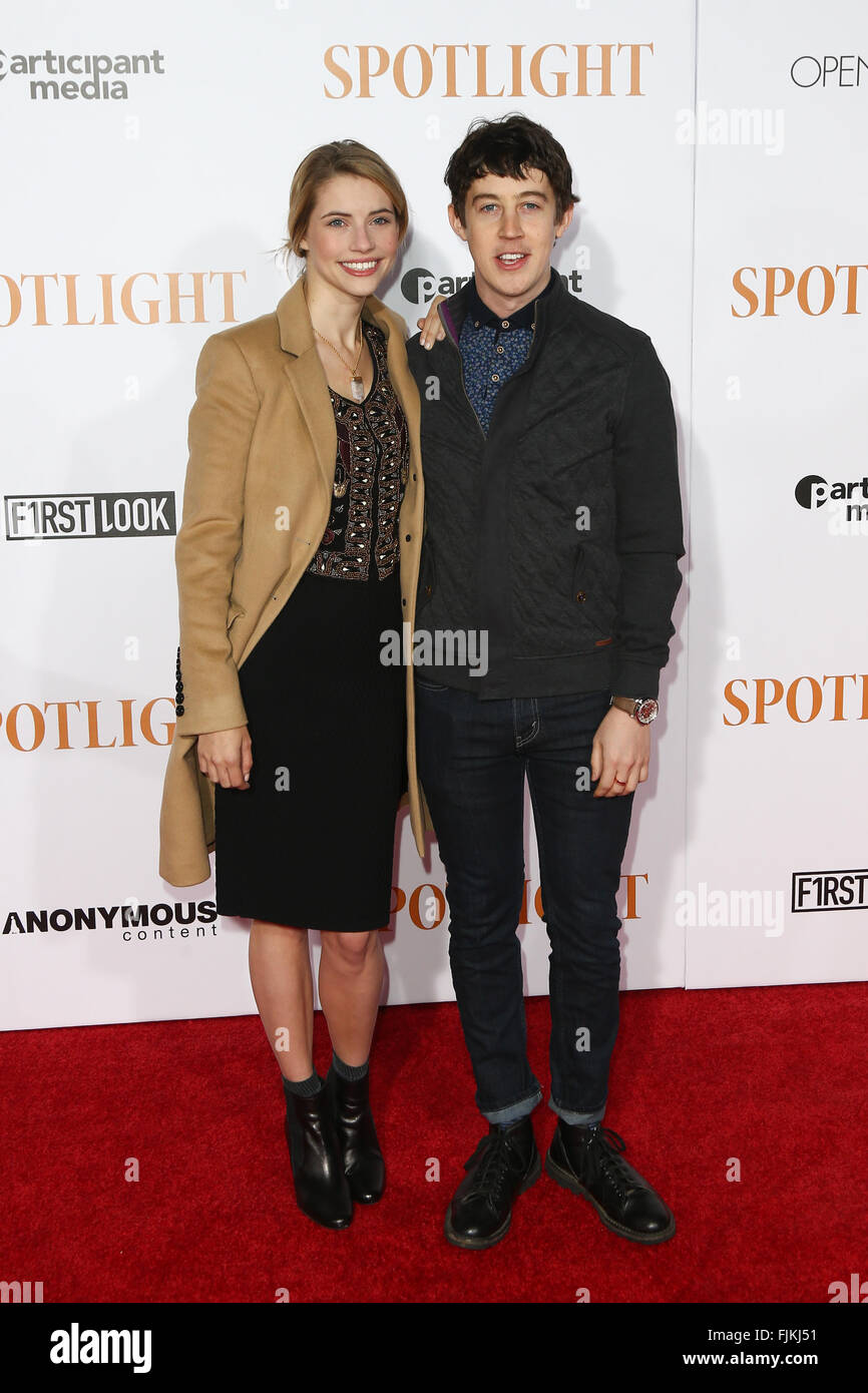 Wallis Currie-Wood (L) e Alex Sharp frequentare il 'Spotlight' New York premiere al Teatro Ziegfeld su ottobre 27, 2015 in NYC. Foto Stock