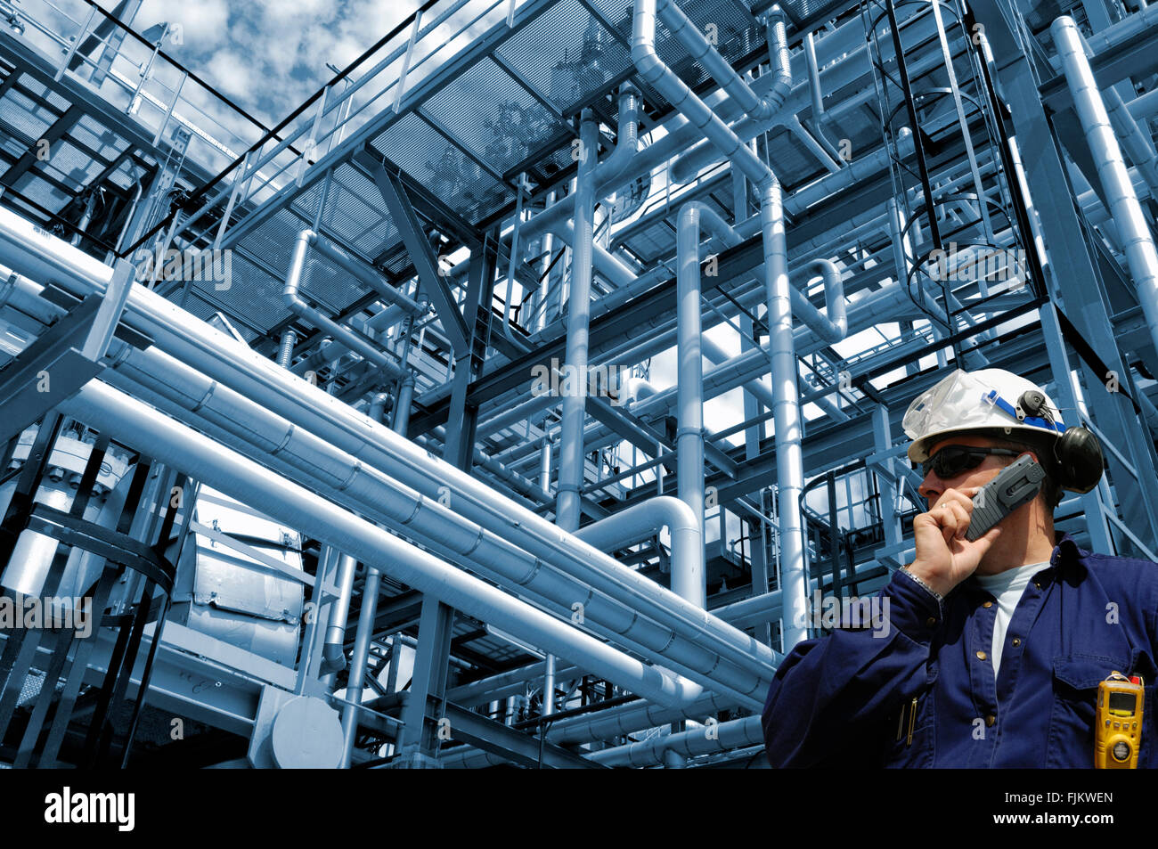 Il petrolio e il gas engineer con tubazioni in background Foto Stock