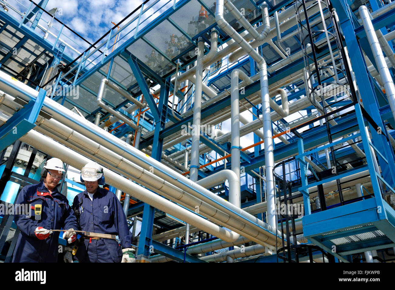 Il petrolio e il gas dei lavoratori all'interno della raffineria Foto Stock