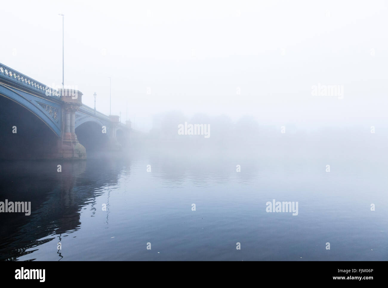 Un nebbioso giorno di novembre. La nebbia sul fiume Trento a Trent Bridge, Nottingham, Inghilterra, Regno Unito Foto Stock