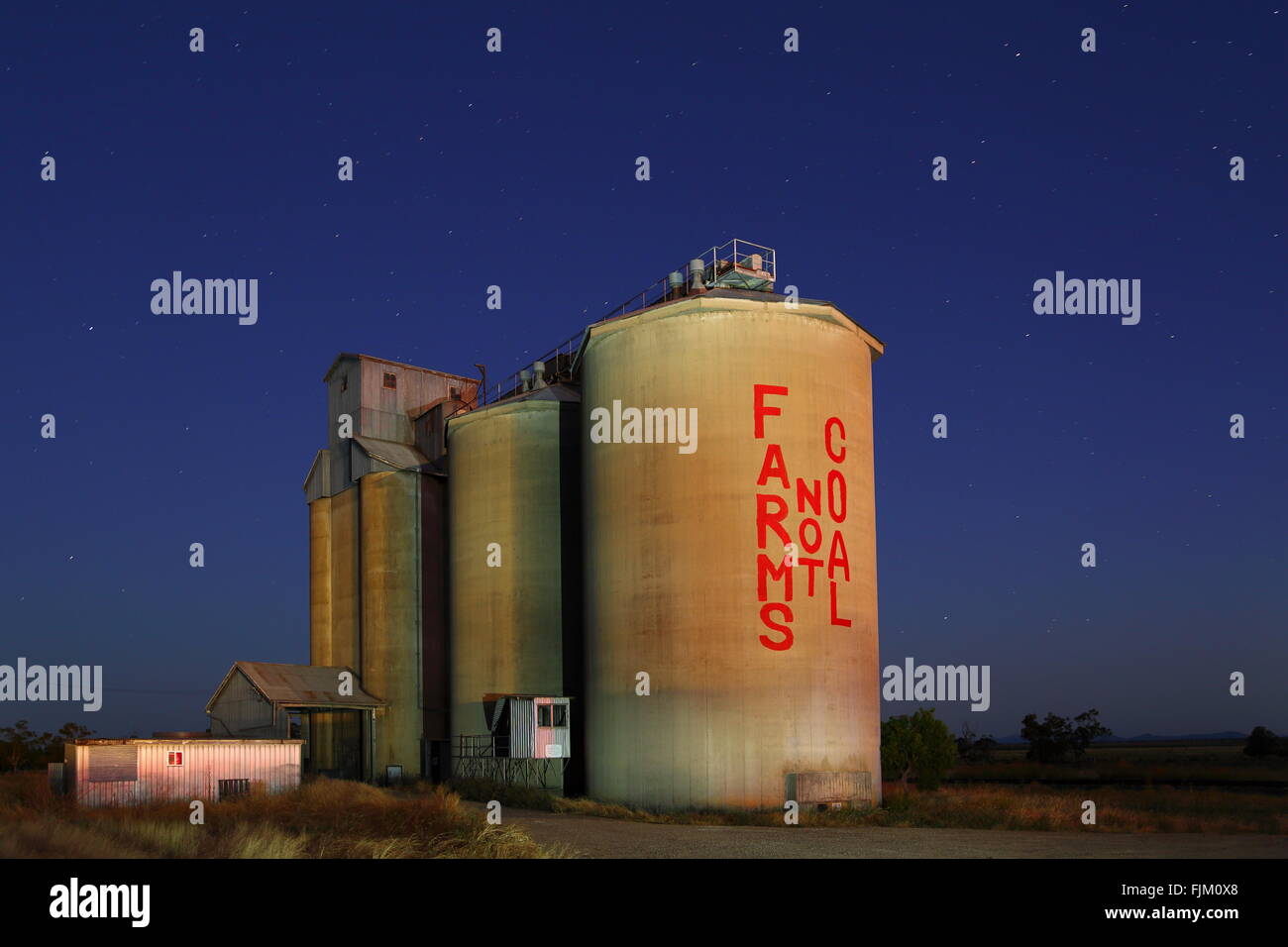 Gli agricoltori locali dipinta una protesta sul lato di un silos in Breeza, NSW. Il segno legge 'Aziende agricole non carbone". Foto Stock