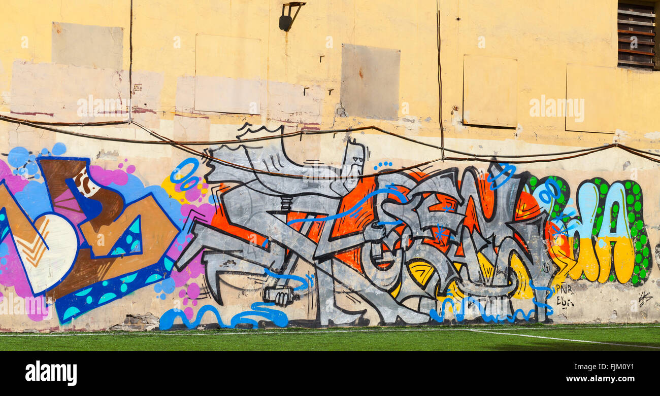 San Pietroburgo, Russia - 5 Maggio 2015: Urban street art, coloratissimi modelli graffiti. Isola Vasilievsky Foto Stock
