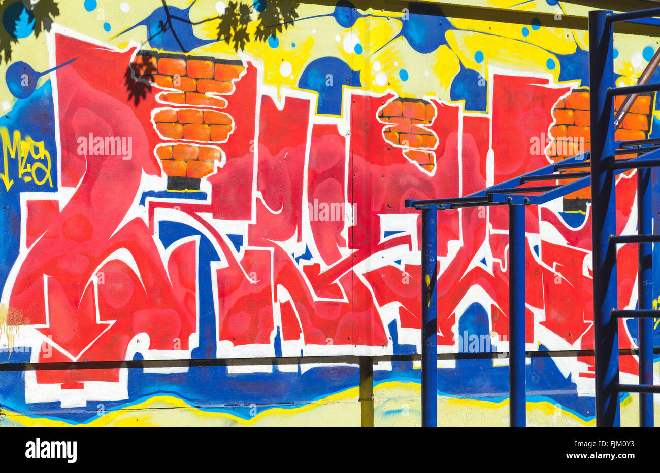 San Pietroburgo, Russia - 5 Maggio 2015: street art, colorati graffiti modelli di testo. Isola Vasilievsky Foto Stock