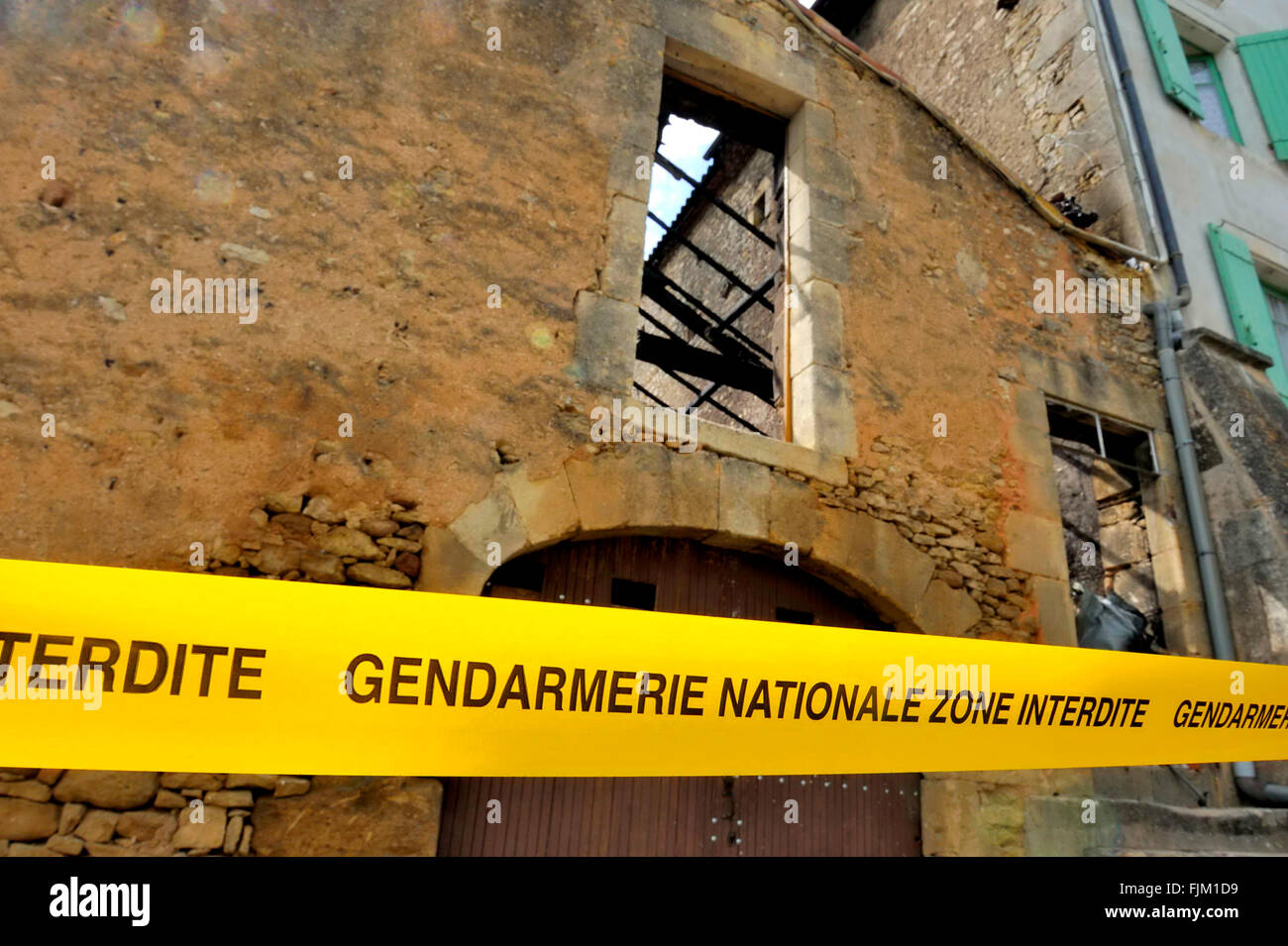 Nastro con testo tradotto dal francese in inglese:"Nessuna ammissione, forze di polizia nazionali'. Questa è una scena del crimine in Francia Foto Stock