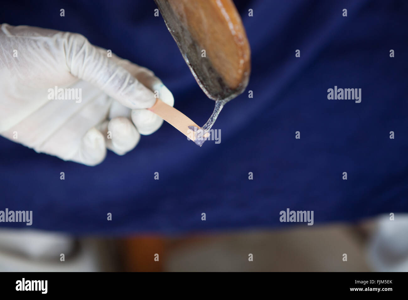 Un sapone maker controllando il pH di equilibrio fatti in casa a base di sapone, Tanzania Foto Stock