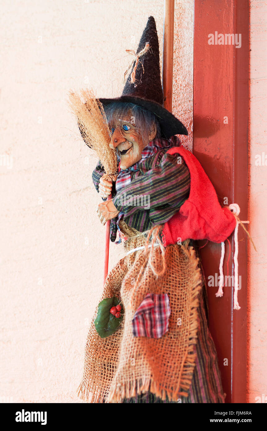 Strega bambola con un cappello e Ginestra Foto Stock