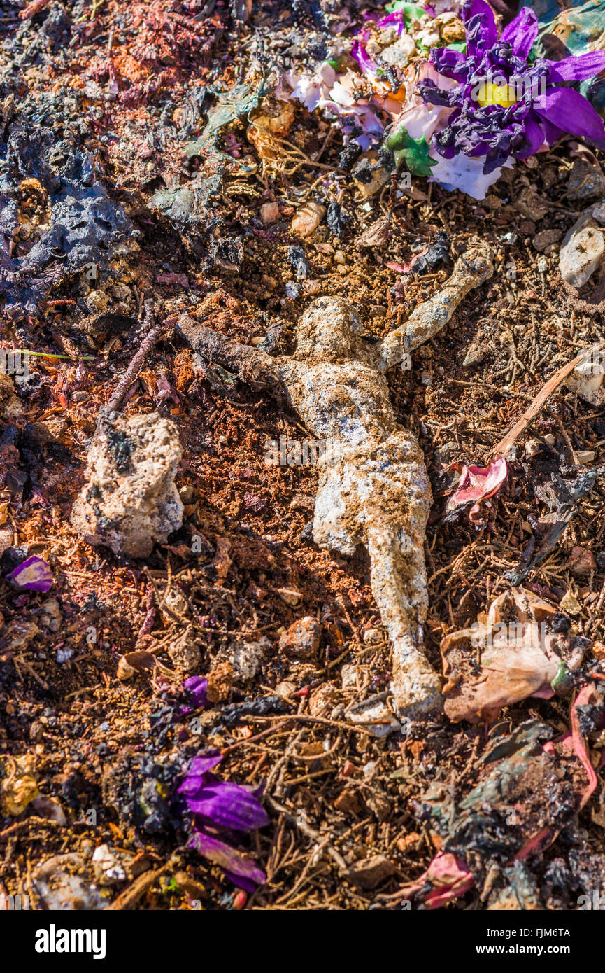 Crocifisso Gesù Cristo su un mucchio di rifiuti, Alentejo, Portogallo Foto Stock