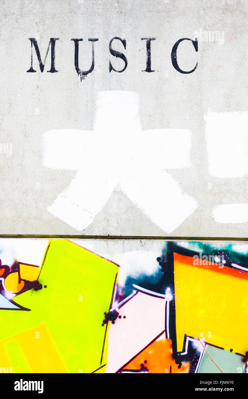 Coloratissimo graffito stencil con un testo che recita: musica Foto Stock