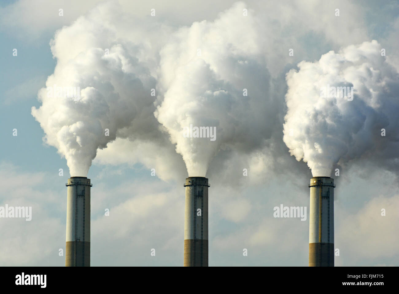 Più carbone centrale elettrica a combustibili fossili fumaioli emettono anidride carbonica inquinamento Foto Stock