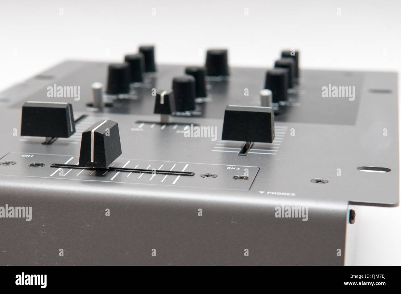 Close up di un dj mixer audio per il controllo del volume Foto Stock