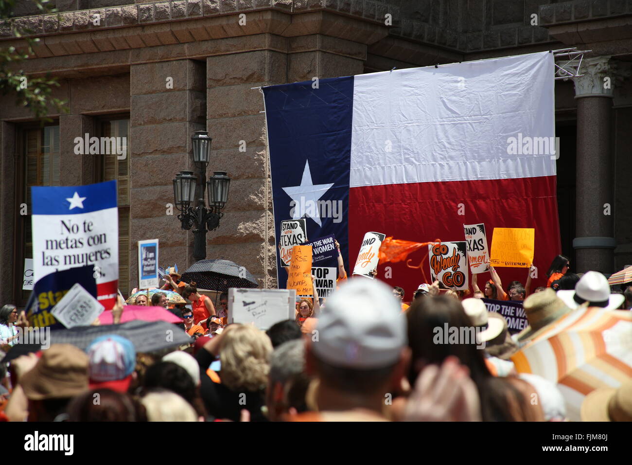I manifestanti si raccolgono al di fuori dello Stato del Texas nel capitale sociale di Austin, per protestare contro la legislazione sull'aborto cliniche. Foto Stock
