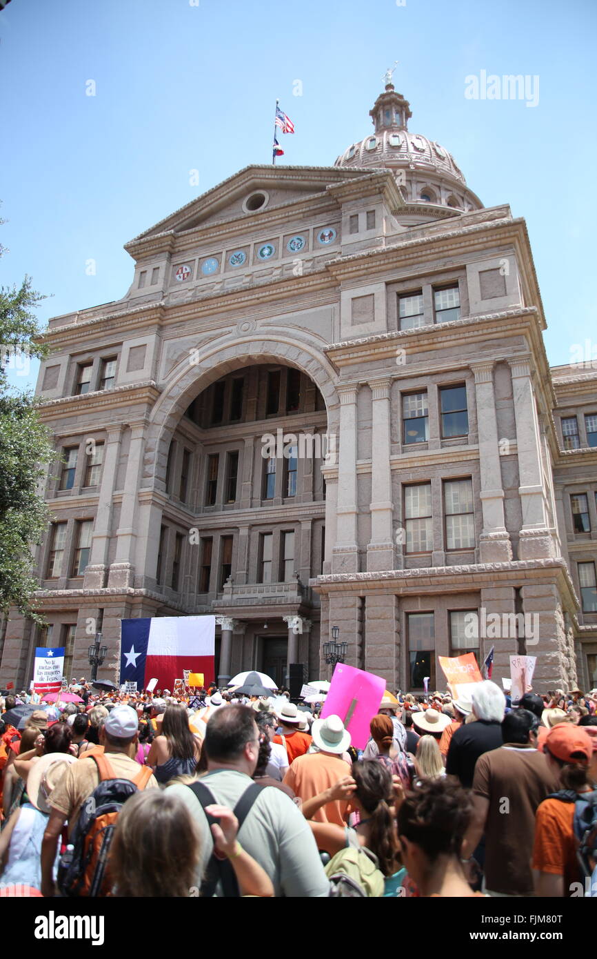 I manifestanti si raccolgono al di fuori dello Stato del Texas nel capitale sociale di Austin, per protestare contro la legislazione sull'aborto cliniche. Foto Stock