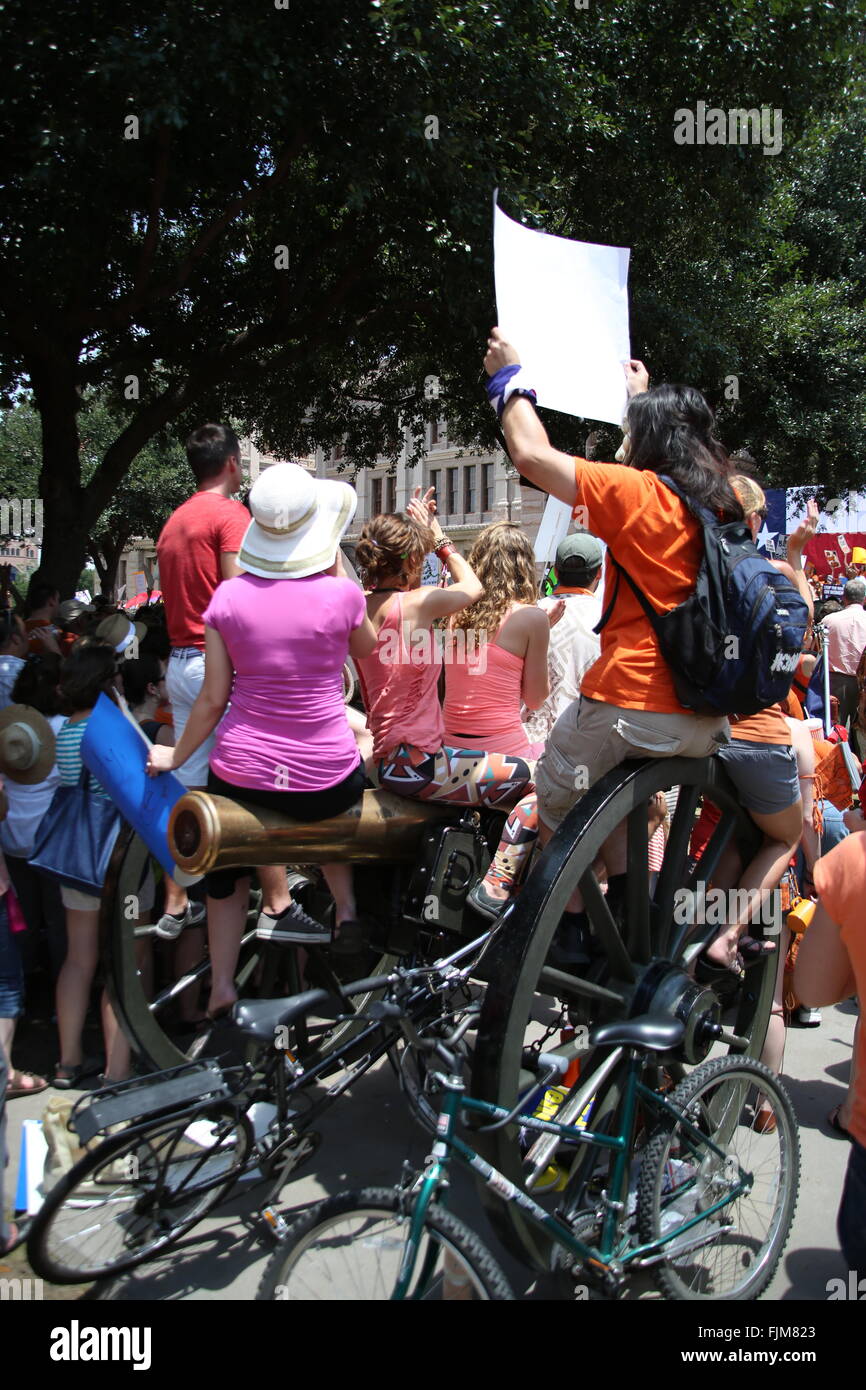 I manifestanti si raccolgono al di fuori dello Stato del Texas nel capitale sociale di Austin, per protestare contro la legislazione sull'aborto cliniche. Foto Stock
