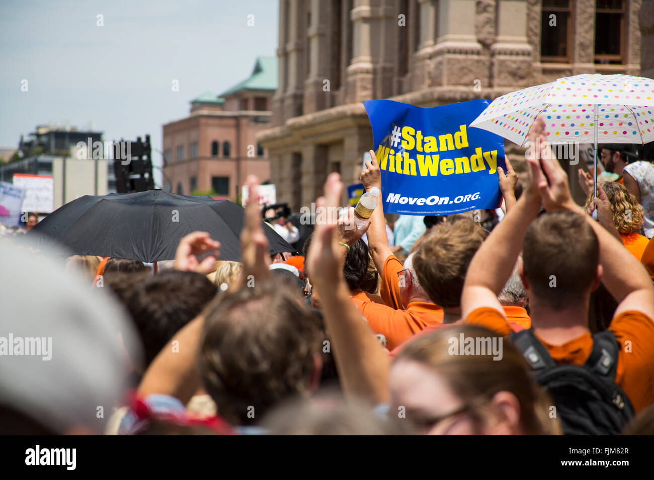 Manifestanti folla al di fuori dello Stato del Texas nel capitale sociale di Austin, per protestare contro la legislazione sull'aborto cliniche. Foto Stock