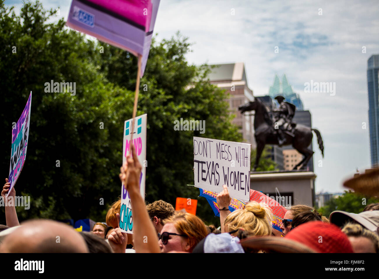 I manifestanti si raccolgono al di fuori dello Stato del Texas nel capitale sociale di Austin, per protestare contro la legislazione sull'aborto cliniche. Foto Stock
