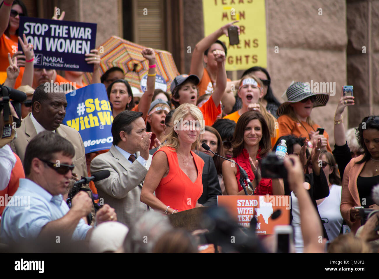 I manifestanti si raccolgono al di fuori dello Stato del Texas nel capitale sociale di Austin, per protestare contro la legislazione sull'aborto cliniche. Foto Stock