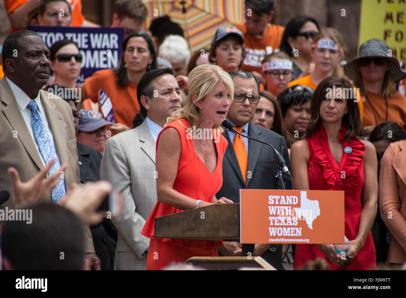 Wendy Davis al di fuori dello Stato del Texas nel capitale sociale di Austin, per protestare contro la legislazione sull'aborto cliniche. Foto Stock