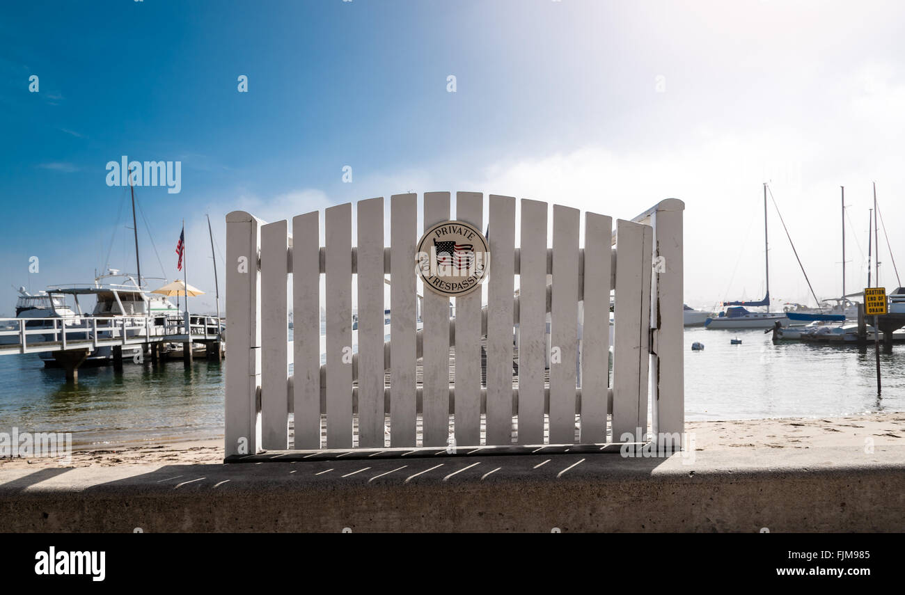 White Picket Fence gate con 'N' sconfinamenti Foto Stock